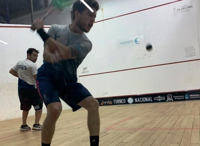 Robertino Pezzota dicta una clínica de squash en Gimnasia y Esgrima