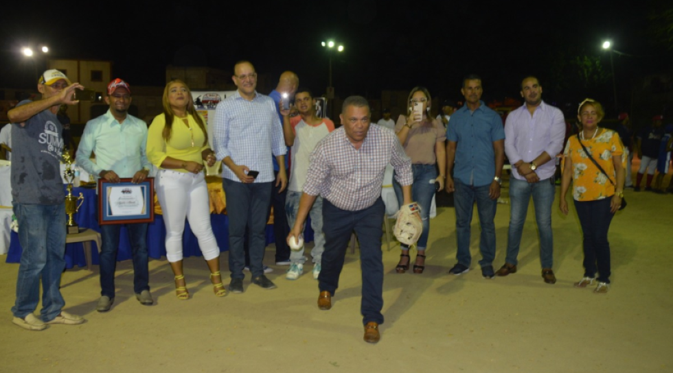 Reconocen a Martin Duran en la apertura del Clásico de Softbol Talento de Barrio