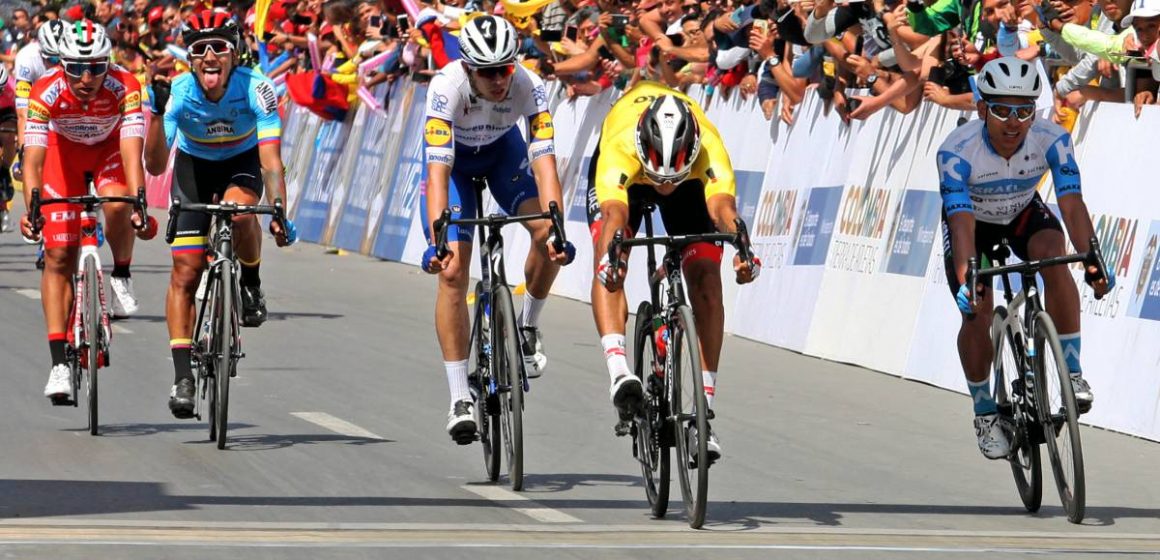 }Sebastián Molano gana la tercera etapa del Tour Colombia 2020