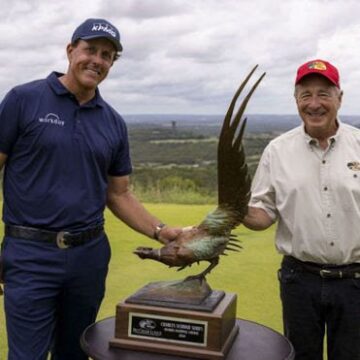 Phil Mickelson arrasa en su primer torneo en el circuito senior