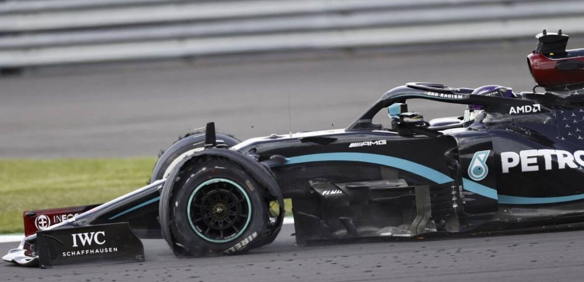 Hamilton gana con tres ruedas en un final dramático de Sainz
