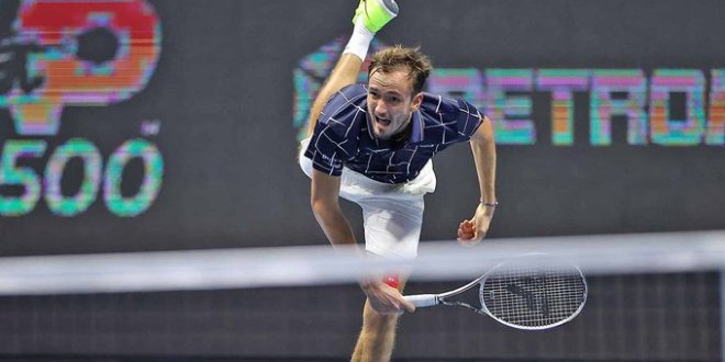 Medvedev mantiene defensa del título con 22 aces en Tenis St. Petersburg