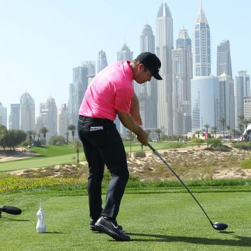 Paul Casey cerró con birdie-eagle liderazgo por un tiro en tercer día del golf Omega Dubai Desert Classic