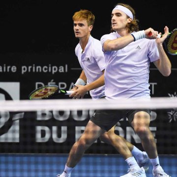 Hermanos Tsitsipas avanzan en dobles Tennis ATP de Rotterdam y ayudan a niños en causa