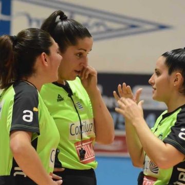 Tres mujeres hacen historia arbitrando partido de baloncesto masculino