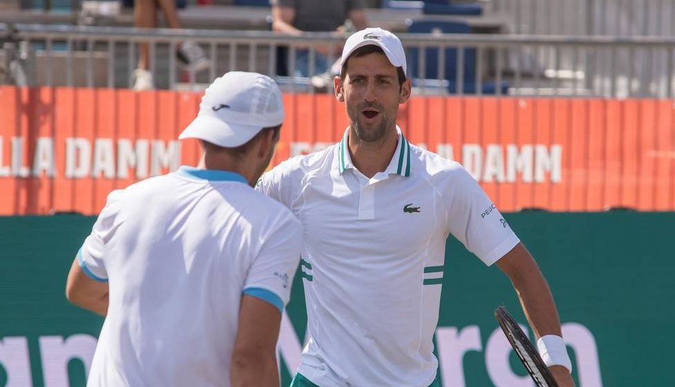 Djokovic sigue demostrando dotes de doblista en Mallorca