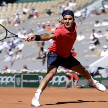 Federer sigue en carrera con épico triunfo en Roland Garros 2021