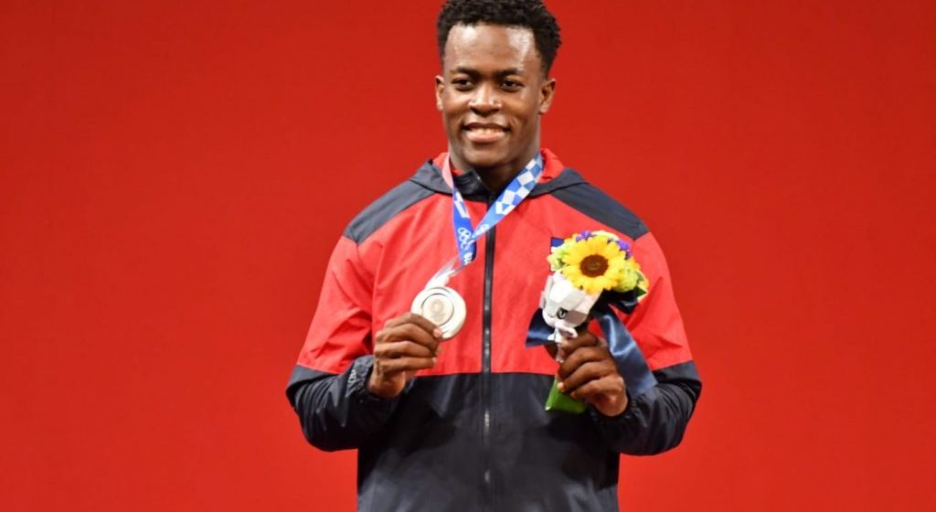 Dominicano Zacarias Bonnat gana plata en pesas Olimpiadas Tokio 2021