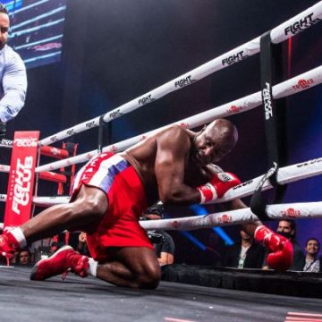 HOLYFIELD RECIBE UNA VERDADERA PALIZA