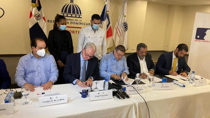 MLB dona US$300,000 para campos en R.D.