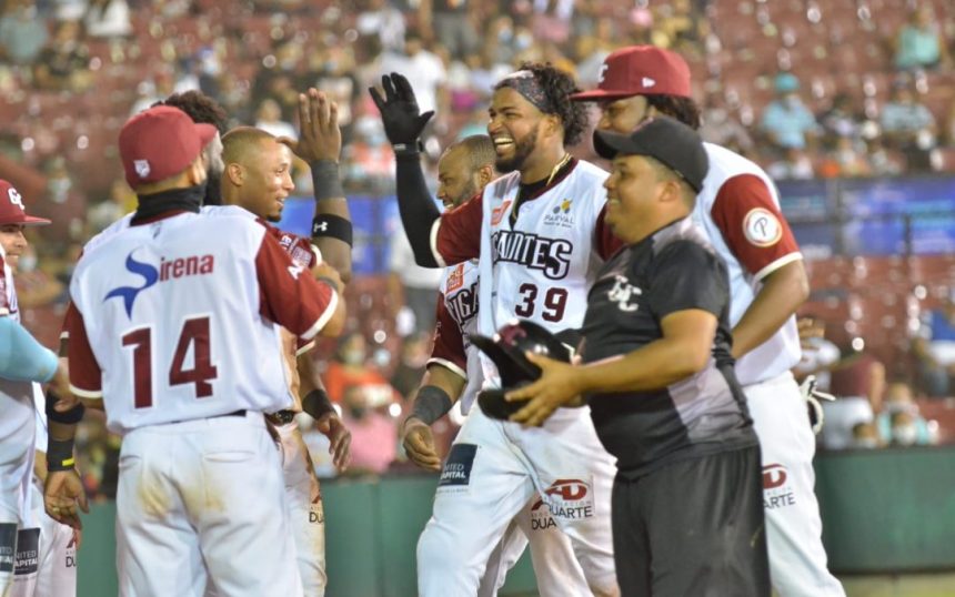 Gigantes abusan con Licey, Escogido gana su cuarto juego, Estrellas sorprenden Águilas