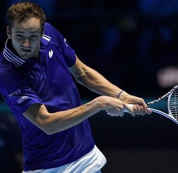 Medvedev inicia con remontada el ATP Finals