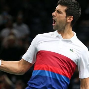 Djokovic mete a Serbia en semifinales de la Davis