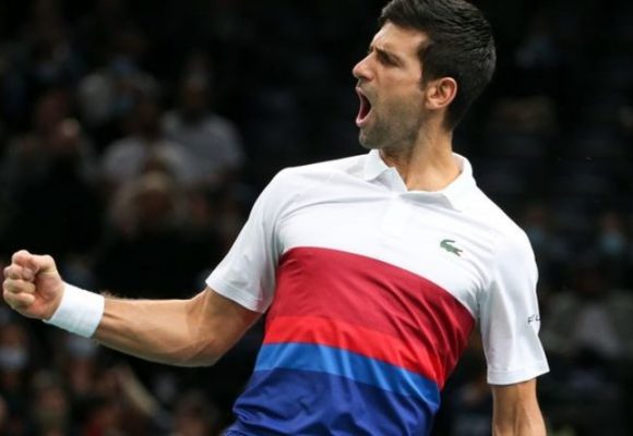 Djokovic mete a Serbia en semifinales de la Davis