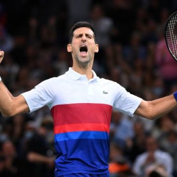 Djokovic remonta a Medvedev y asegura el 1 del 2021