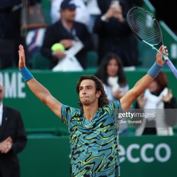Inspirado Lorenzo Musetti sorprende a Novak Djokovic en Montecarlo