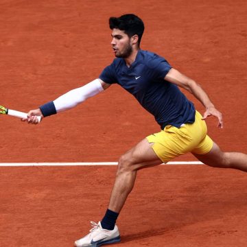 Alcaraz vence a Tsitsipas y va a semis de Roland Garros donde retará al nuevo número 1.