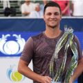 Serbio Miomir Kecmanovic gana el sencillos y el dobles en Tenis de Delraybeach 2025